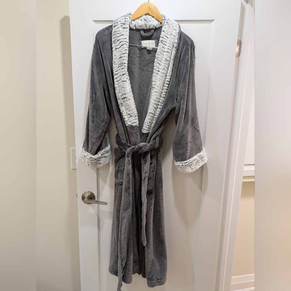🖤 Carole Hochman Grey and White Robe